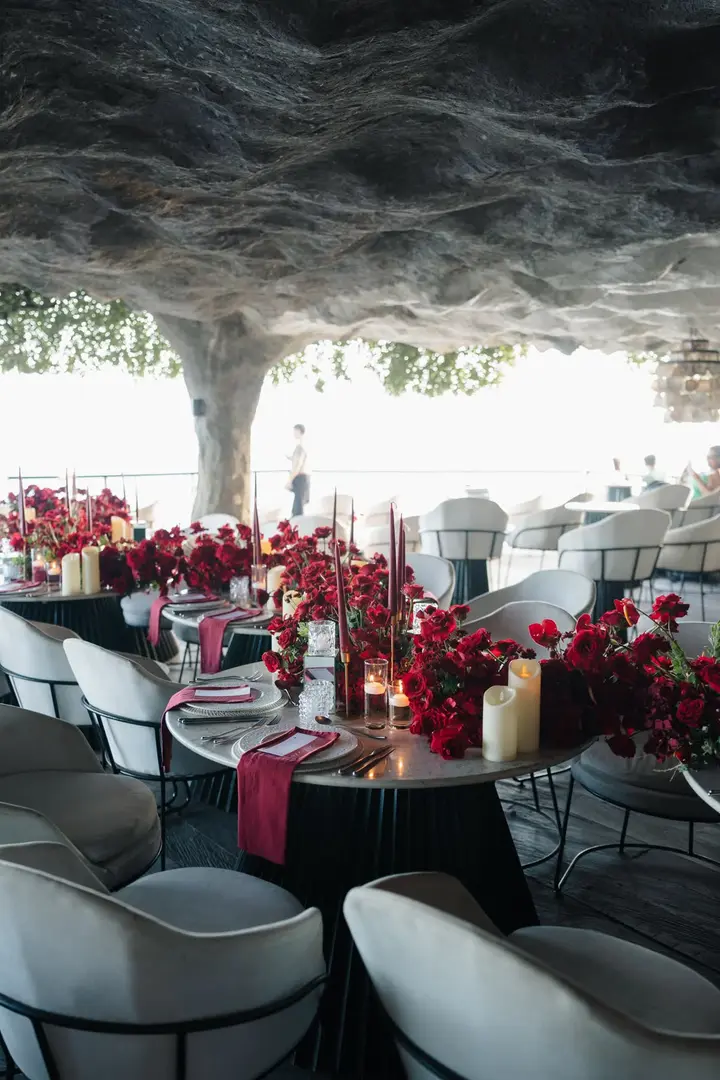 A candlelit reception tablescape beneath the rock ceiling of Rockfish, Uluwatu